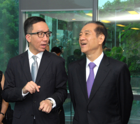 Dean Leung(Left) shared the vision and mission of our Faculty to the Professor Han Qide (Right)and hoped that there will be more collaboration with the Mainland counterparts in medical education and research.  The delegation also visited the two State Key Laboratories.  The delegation visited the State Key Laboratory of Emerging Infectious Diseases, which was established in 2005 by the Ministry of Science and Technology (MOST) in recognition of the outstanding contribution made by our scientists in response to the SARS outbreak during 2003/2004, and the collaboration laboratory between the Laboratory for Organ Transplantation and Regeneration of HKU and State Key Laboratory of Diagnosis and Treatment of Infection Diseases of Zhejiang Universitywhere different kinds of research, such as clinical, basic, translational and applied science have been carried out since its collaboration in November 2013. 